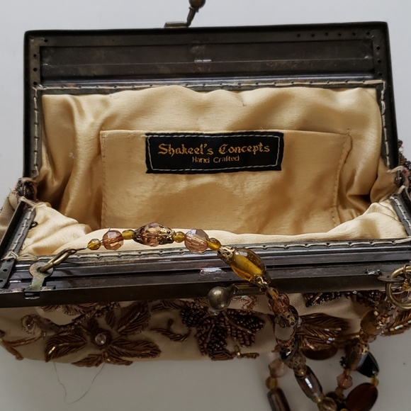 Shakeel's Concepts💌👌embroidered Purse - Picture 8 of 8